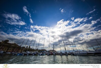 MUNDIAL RC44 SOTOGRANDE. JORNADA BAJO LLUVIAS Y VIENTO INESTABLE.