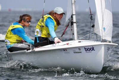 CAMPEONATO MUNDO 470 JUNIOR. MAS Y BARCELO CON EL TÍTULO EN LA MANO.