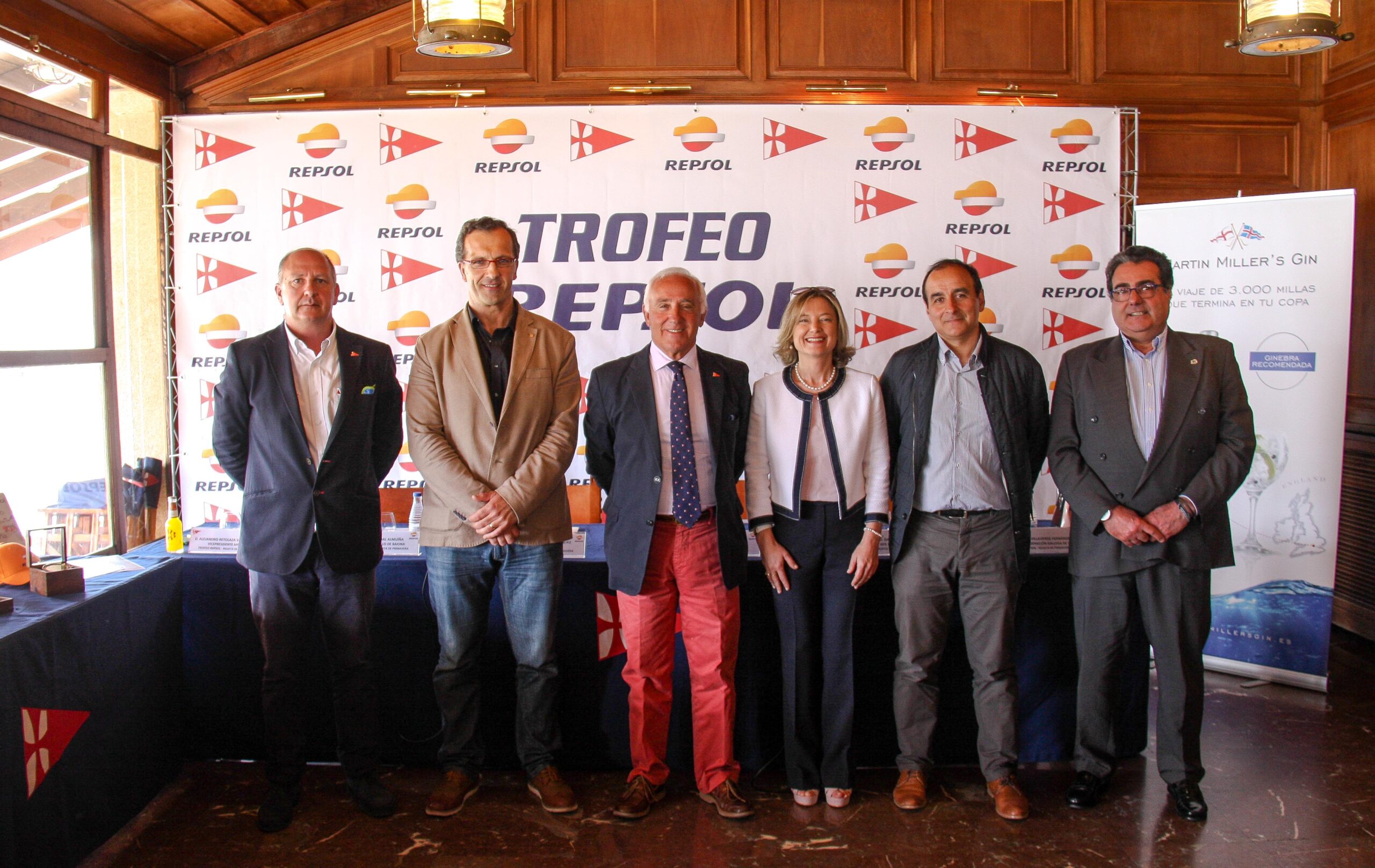 Autoridades asistentes a la presentación Trofeo Repsol Foto Rosana Calvo