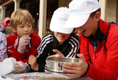 NIÑOS DE BAIONA DESCUBREN EL IMPACTO DE LOS MICROPLÁSTICOS.