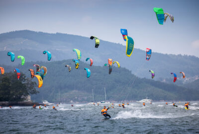 80 KITESURFISTAS TOMAN LA ENSENADA DE SAN SIMÓN