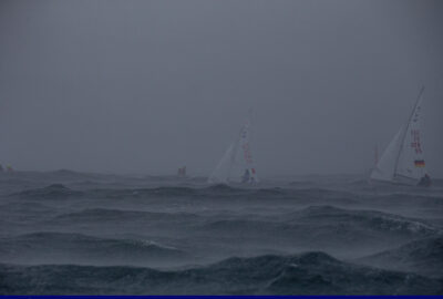 HEMPEL WORLD CUP ENOSHIMA 2019. JOAN CARDONA LÍDER EN FINN EN UNA JORNADA MARCADA POR LA METEOROLOGÍA