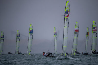 CAMPEONATO DEL MUNDO 2020 49ER, FX Y NACRA-17. TRIUNFOS PARCIALES EN UNA EXCELENTE JORNADA