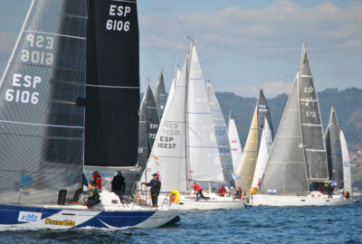 8ª REGATA INTERCLUBES RÍA DE PONTEVEDRA. LA FLOTA SE COMPRIME