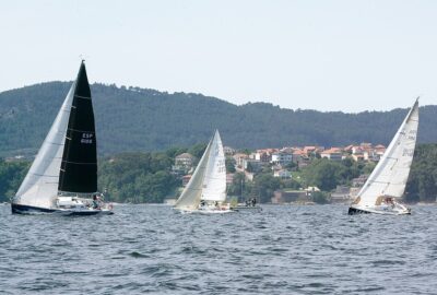 L.M. BOUZAS. UNA VEINTENA DE MILLAS SEPAN A LA FLOTA DE LA IIª REGATA COSTA DE LA VELA NB21 ENTRE LAS RÍAS DE PONTEVEDRA Y VIGO