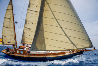 XXVII REGATA ILLES BALEARS CLASSICS. «MEERMIN» EL BARCO DE LA REALEZA QUE ESTUVO A PUNTO DE PERECER EN AGUAS ÁRTICAS