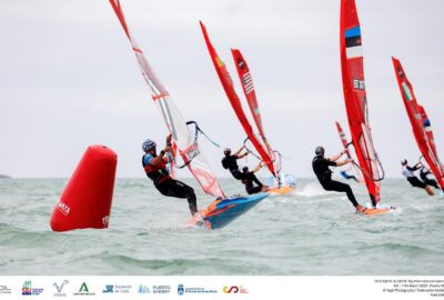 INTERNATIONAL IQFOIL GAMES ANDALUCÍA. MÁXIMA EXIGENCIA EN EL ECUADOR DE LA REGATA