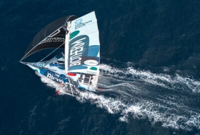 BREAKING NEWS. THE OCEAN RACE. EL «BIOTHERM» NAVEGA LENTO PERO SEGURO, TRAS CHOCAR CONTRA UN OBJETO FLOTANTE