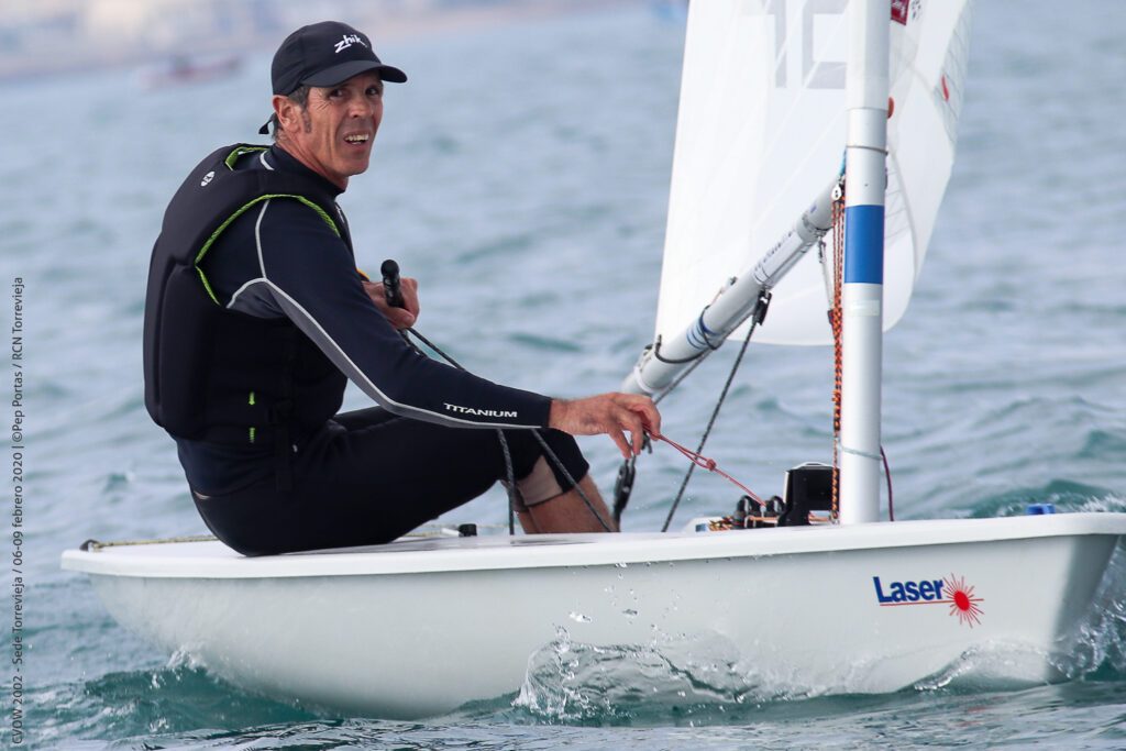 CAMPEONATO DE ESPAÑA MÁSTER ILCA 6 Y 7. JORNADA LARGA Y MUY COMPLICADA CON UNA SOLA PRUEBA