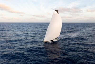 THE OCEAN RACE. ÚLTIMA HORA, ÚLTIMA HORA. EL «GUYOT ENVIRONNEMEN-TEAM EUROPE» HA DESARBOLADO ESTA MADRUGADA