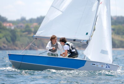 BERMÚDEZ DE CASTRO Y HERRERO SE PONEN EN CABEZA DEL EUROPEO JUVENIL SNIPE EN MARINA CORUÑA