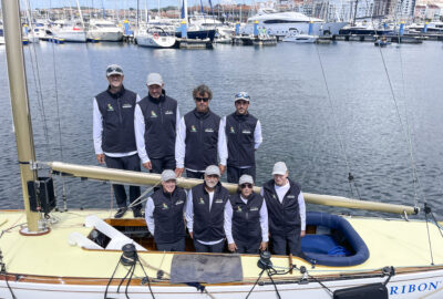 R.C.N. SANXENXO. FOTO DE FAMILIA DEL REY JUAN CARLOS Y LA TRIPULACIÓN DEL «BRIBÓN» ANTES DE COMENZAR EL TROFEO HOTEL CARLOS I SILGAR