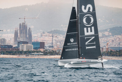 37TH AMERICA’S CUP. «INEOS BRITANNIA» SE ESTRENA EN BARCELONA CON UN CAMBIO DE ÉNFASIS.