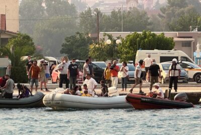 WORLD SAILING. LOS AUTOCARES NÁUTICOS SALVAN A LOS GRIEGOS ATRAPADOS POR UN INCENDIO FORESTAL