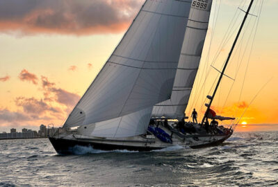 OCEAN GLOBE RACE. RÁFAGAS DE SESENTA NUDOS, LÁGRIMAS, CHAMPÁN OGR Y ATAQUE DE LEONES MARINOS!!!!!