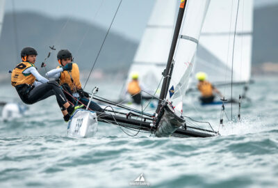 CASTRO EN ILCA 6 Y LOS HERMANOS GARCÍA DE LA CASA EN NACRA-15 LÍDERES EN EL MUNDIAL JUVENIL DE VELA