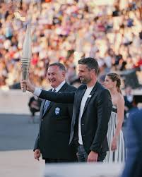 PARÍS 2024. LA DELEGACIÓN DE PARÍS 2024 RECIBE LA LLAMA OLÍMPICA DURANTE LA CEREMONIA DE ENTREGA EN ATENAS