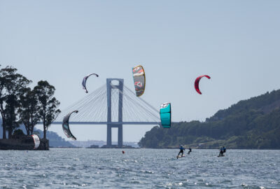 LAS PRIMERAS PRUEBAS DEL KITEFEST TROFEO XUNTA DE GALICIA, CONFIRMAN A CESANTES COMO LUGAR DE REFERENCIA DEL KITE NACIONAL