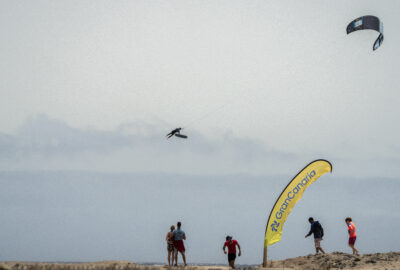 LOS RIDERS CANARIOS ROZAN LA CIMA DEL MUNDIAL KITESURF BIG AIR EN GRAN CANARIA