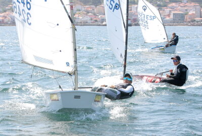 C.N.D. RIVEIRA. BRILLANTE JORNADA EN LA REGATA GADIS PARA LA VELA DE INICIACIÓN EN LA RÍA DE AROUSA