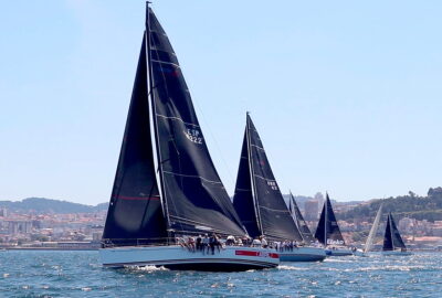 R.C.N. VIGO. «ACEITES ABRIL» Y «BALEA DOUS» VUELAN Y SE LLEVAN  LA PRIMERA ETAPA DE LA REGATA RÍAS BAIXAS ENTRE VIGO Y COMBARRO