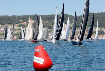 R.C.N. VIGO. «ACEITES ABRIL» CONSOLIDA SU CANDIDATURA AL NOVENO TÍTULO EN LA REGATA RÍAS BAIXAS TRAS SU TRIUNFO ESTE JUEVES ENTRE COMBARRO Y A POBRA