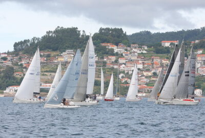 R.C.N. VIGO. «SALAÑO DOS» CONSOLIDA SU LIDERATO EN UNA JORNADA MARCADA POR LA NIEBLA Y LA FALTA DE VIENTO EN LA COSTA DE LA VELA EN LA REGATA RÍAS BAIXAS