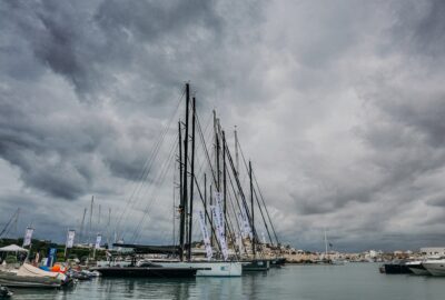 LA ALERTA NARANJA PERMITE A LA FLOTA DISFRUTAR DEL ESPÍRITU DE LA IBIZA JOYSAIL EN TIERRA