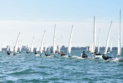 21ª REGATA DE AÑO NUEVO. MEMORIAL KIM LYTGHOE. EL VIENTO ANIMA EL ARRANQUE EN AGUAS GADITANAS