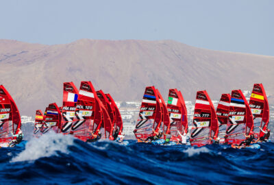 ESPECTACULAR SEGUNDA JORNADA DE LOS LANZAROTE IQFOIL GAMES