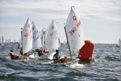 LA CROATA ERCEG Y EL BALEAR OOSTERHAVEN PRIMEROS LÍDERES DEL 35º PALAMÓS OPTIMIST TROPHY