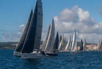 LA FLOTA DE LA 11ª REGATA INTERCLUBES RÍA DE PONTEVEDRA SE LUCE EN SANXENXO