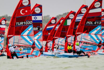 IQFOIL GAMES CÁDIZ 2025. INTENSA JORNADA DE SLALOM EN LA BAHÍA GADITANA