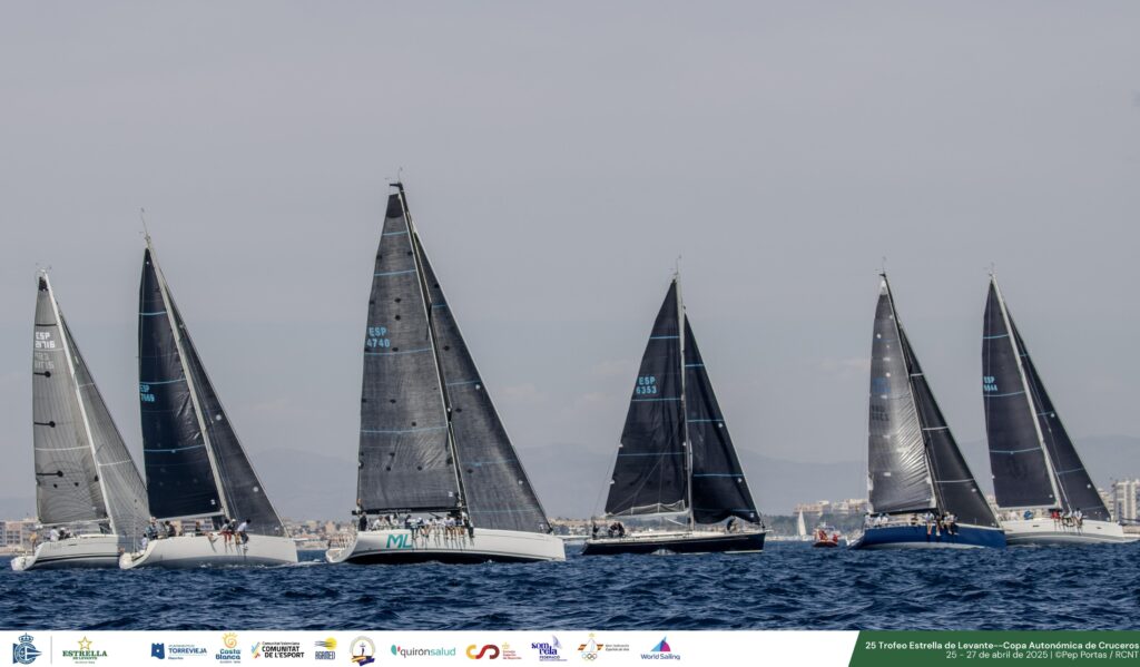 LA 25ª REGATA ESTRELLA DE LEVANTE ENTREGA SUS PRIMEROS TROFEOS CON LA «META VOLANTE»