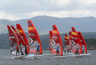 LAS TABLAS ESPAÑOLAS VOLARON SOBRE LA RÍA DE AROUSA EN UNA CITA NACIONAL QUE PUSO EN JUEGO LA COPA DE ESPAÑA DE TECHNO 293 E IQFOIL JUVENIL Y JUNIOR