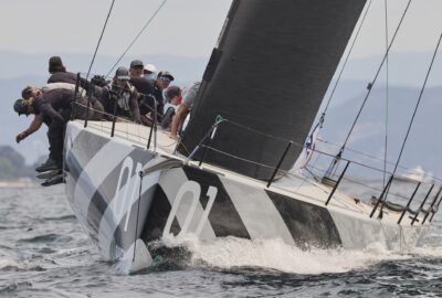M.R.C.Y. BAIONA. «AMERICAN MAGIC» LIDERA LA GALICIA 52 SUPER SERIES TRAS UNA JORNADA INAUGURAL VIBRANTE EN LAS RÍAS BAIXAS