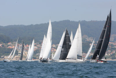 62ª REGATA RÍAS BAIXAS. «ACEITES ABRIL» GOLPEA PRIMERO EN LA ETAPA VIGO-PORTONOVO