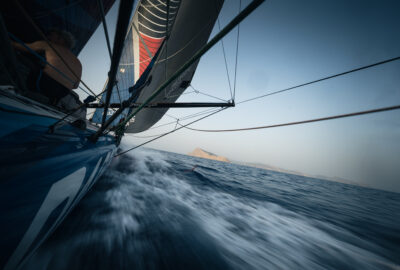 THE OCEAN RACE EUROPE 2025. TRAS UNA NOCHE DE ENCALMADAS, LA FLOTA NAVEGA CON VIENTOS MÁS FUERTES HACIA FRANCIA