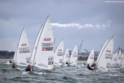 EL PENÚLTIMO DÍA DE COMPETICIÓN TRAE PRESIÓN EN LA CLASIFICACIÓN DEL MUNDIAL DE ILCA SUB-21
