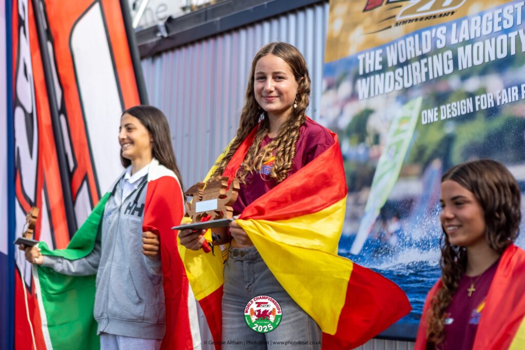 LA CANGUESA LINDIA POUSA NUEVA CAMPEONA DEL MUNDO SUB-17 FEMENINA DE TECHNO 293