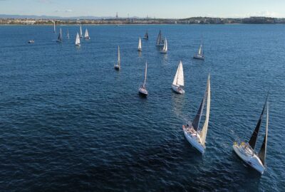 EL VIENTO DE PONIENTE IMPULSA A LA FLOTA EN LA SALIDA DE LA REGATA REI EN JAUME
