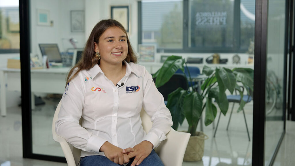 LA CAMPEONA DEL MUNDO MARTA CARDONA GANA EL PREMIO TIMÓN DE VELA 2025