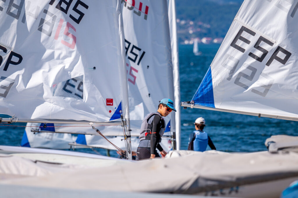 VELAS Y VIENTO PARA UNA COPA DE ESPAÑA ILCA 6 DE RÉCORD EN VILAGARCÍA DE AROUSA