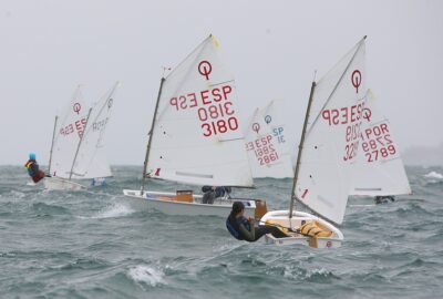 LA FLOTA DEL MEDITERRÁNEO MANDA, TRAS LA PRIMERA JORNADA, DE DURAS CONDICIONES DEL MEETING CIUDAD DE VIGO DE OPTIMIST
