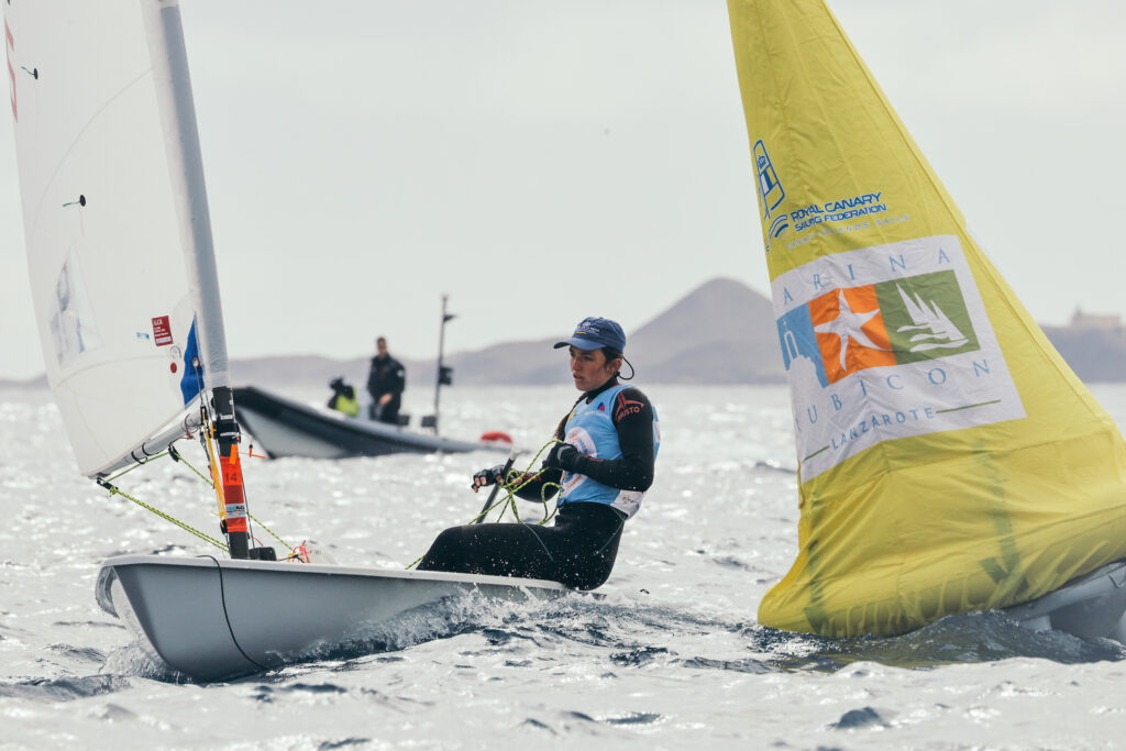 LA LUCHA POR EL TÍTULO SE INTENSIFICA EN EL MUNDIAL ILCA SUB-21 CON TRES ESPAÑOLES EN PUESTOS DE PODIO