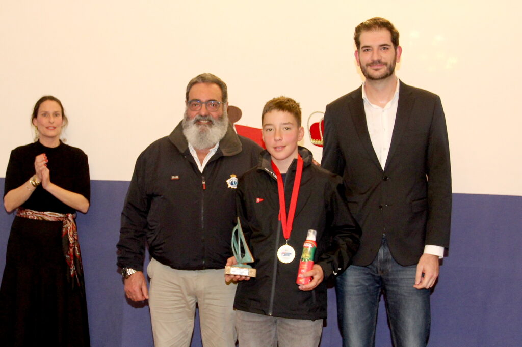 ALEJANDRO ALONSO Y LARA DURÁN, CAMPEONES GALLEGOS DE OPTIMIST TRAS NUEVE PRUEBAS EN LA RÍA DE VIGO