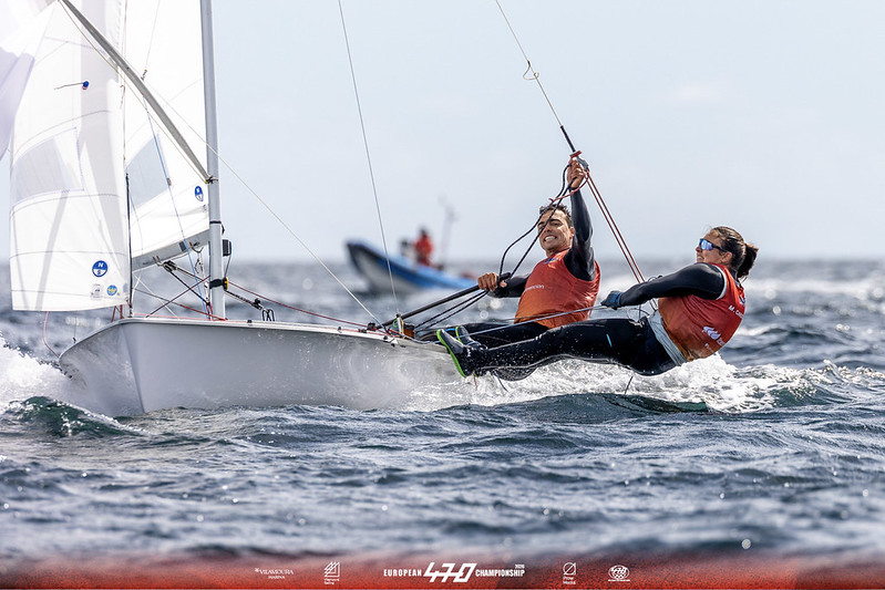 CAMPEONATO DE EUROPA 470 2026. FERRARI Y DUBBINI MANTIENEN EL LIDERATO Y XAMMAR Y CARDONA SE SITÚAN TERCEROS