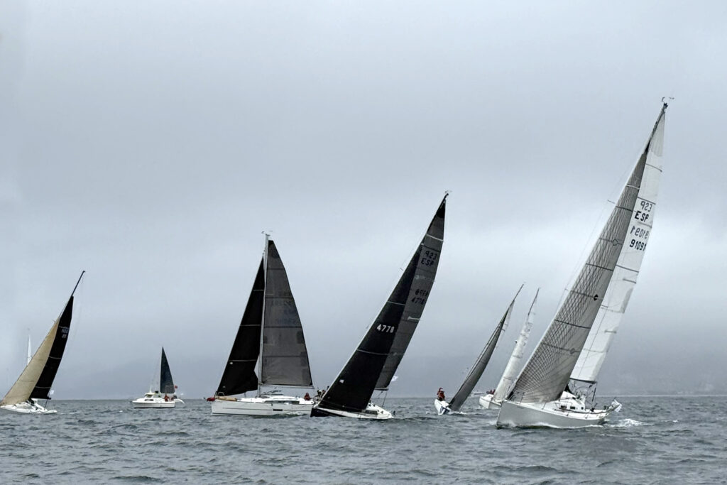 EL VIENTO SE ALÍA CON LA FLOTA DE LA LIGA DE INVIERNO CÍES-RANDE Y LES REGALA UNA JORNADA PLENA DE VELA