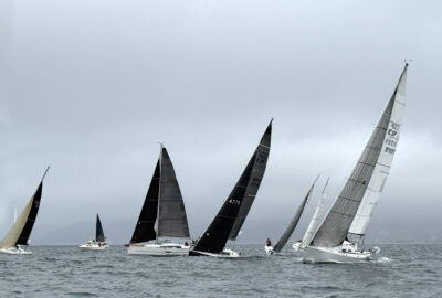EL VIENTO SE ALÍS CON LA FLOTA DE LA LIGA DE INVIERNO CÍES-RANDE Y LES REGALA UNA JORNADA PLENA DE VELA