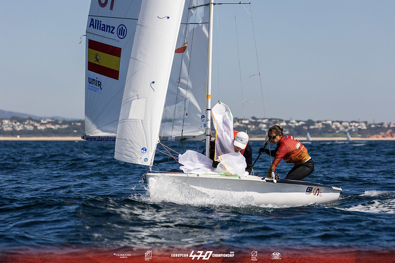 CAMPEONATO DE EUROPA 470 2026. XAMMAR Y CARDONA SE MANTIENEN EN EL PODIO Y ASCENSO DE MÁS Y DE MAQUA